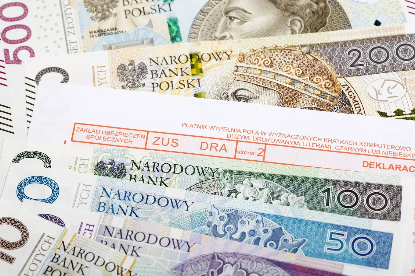 banknoty i formularz ZUS